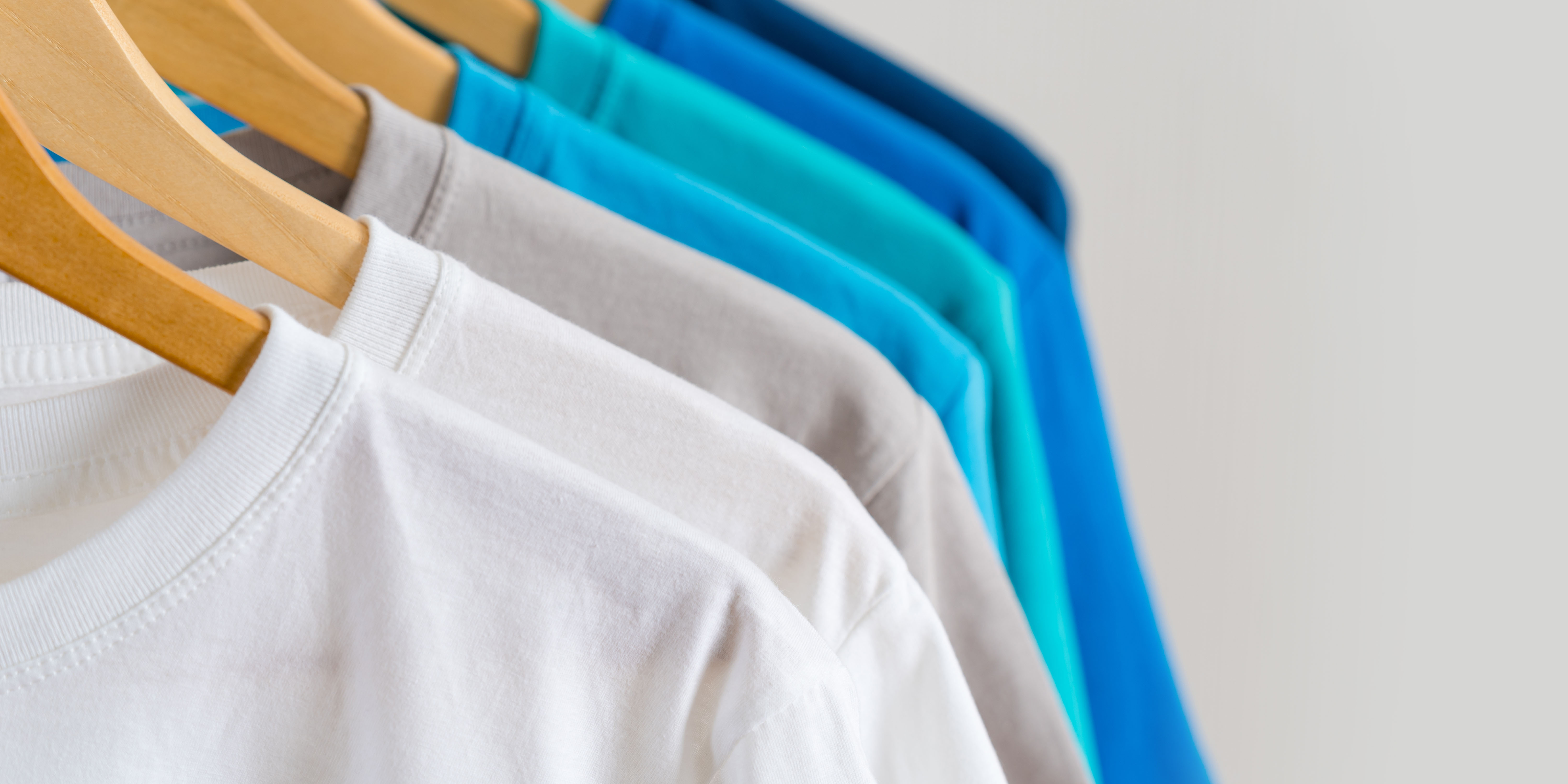 close-up-of-colorful-t-shirts-on-hangers-apparel-2024-12-03-21-23-07-utc 拷貝 close-up-of-colorful-t-shirts-on-hangers-apparel-2024-12-03-21-23-07-utc 拷貝