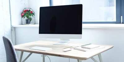 blank-screen-of-computer-on-working-table-2024-11-19-08-38-37-utc 拷貝